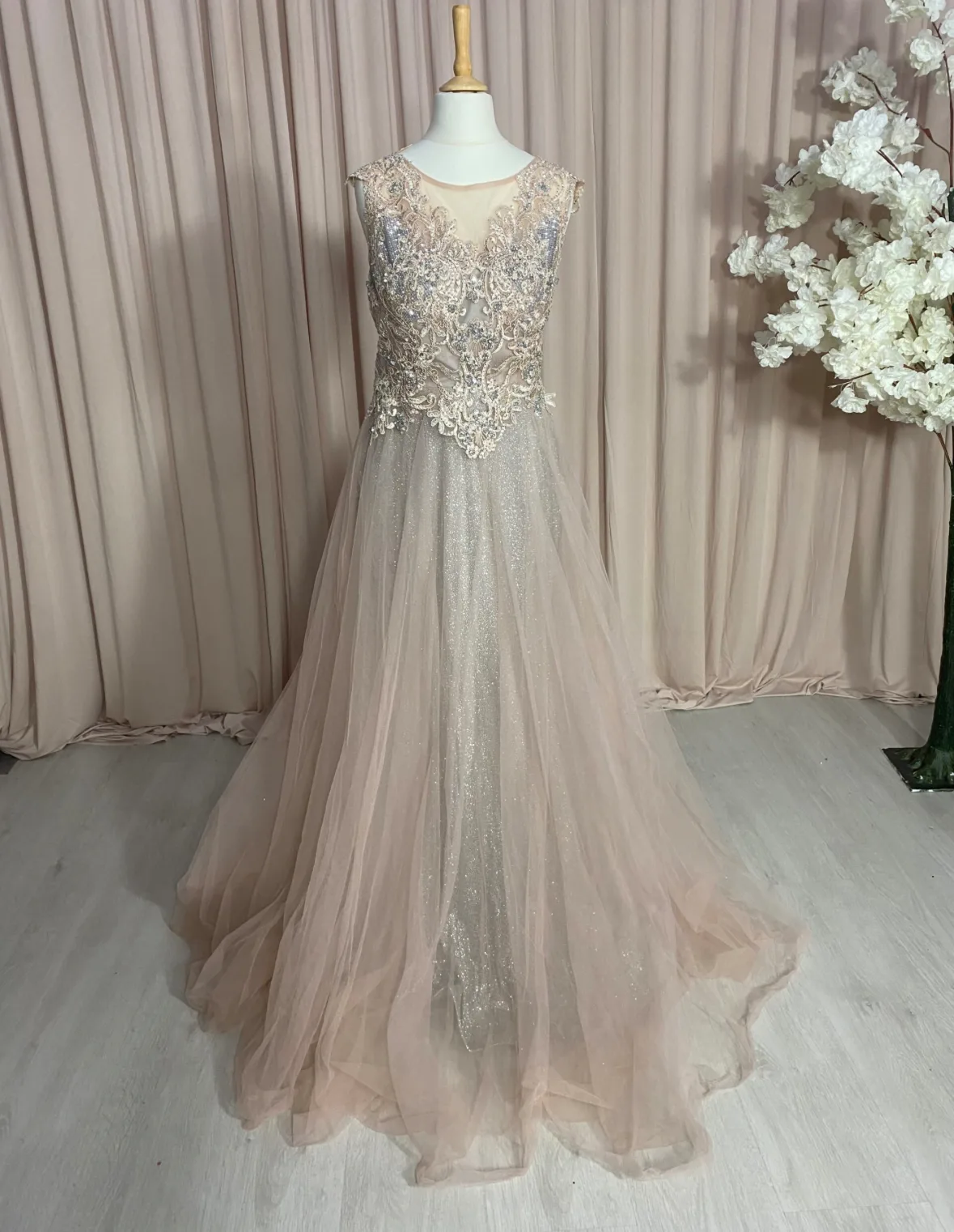 robe longue, perle de lumière et dentelle raffinée