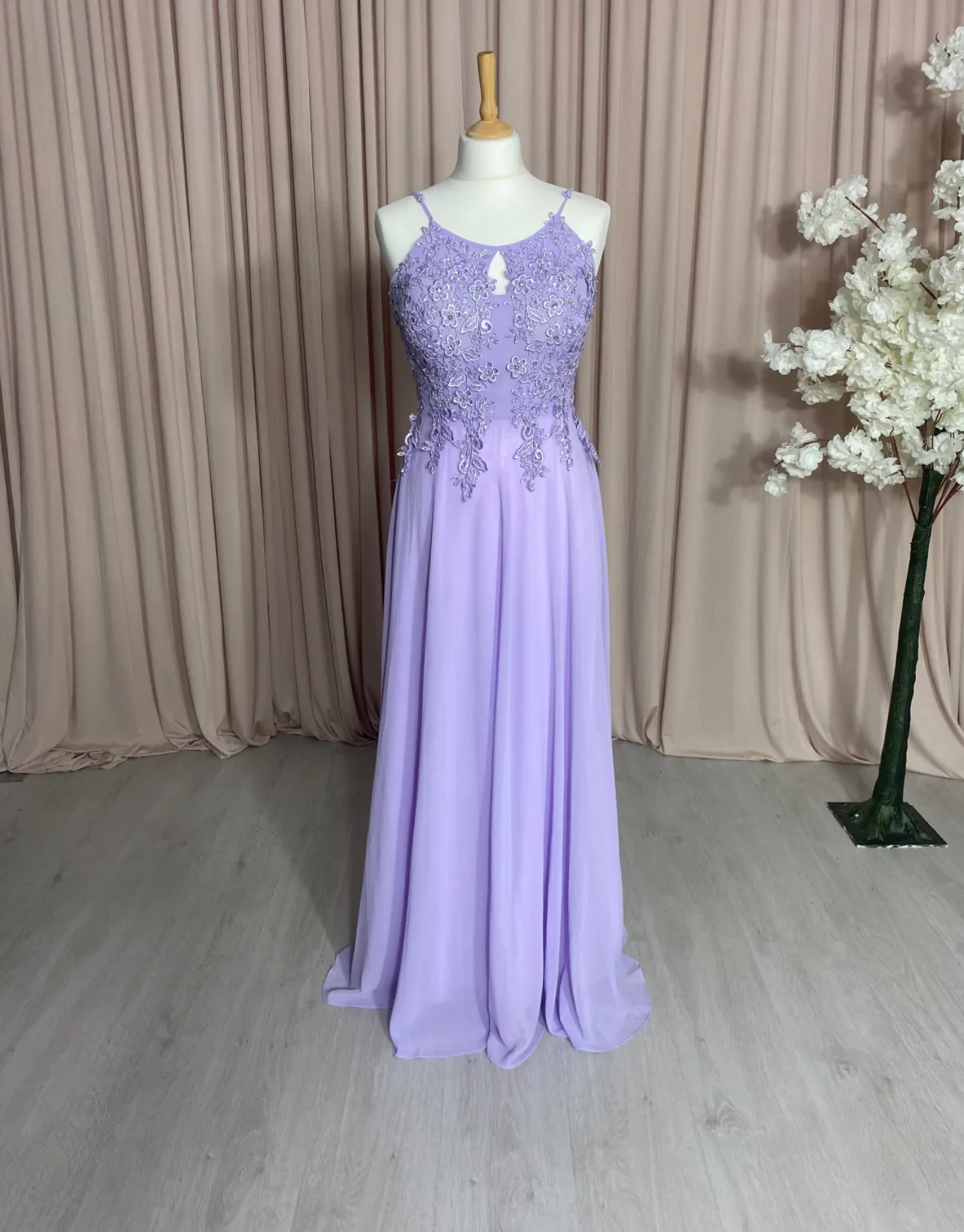 Robe cocktail longue pastel et dentelles
