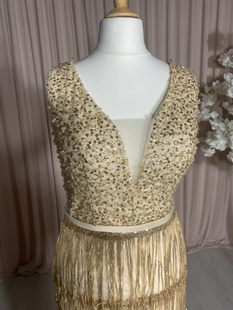 Robe de soirée longue dorée à franges et perles – Élégance Art Déco et allure glamour – Image 2