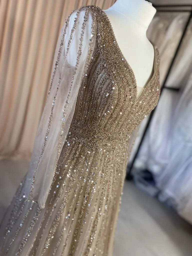 Golden Grace – La robe longue dorée entièrement perlée – Image 2