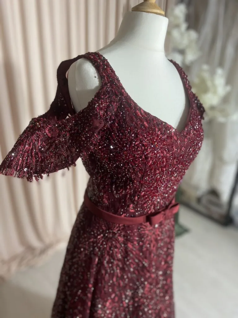 Robe de soirée longue bordeaux à sequins – Élégance glamour et coupe flatteuse – Image 2