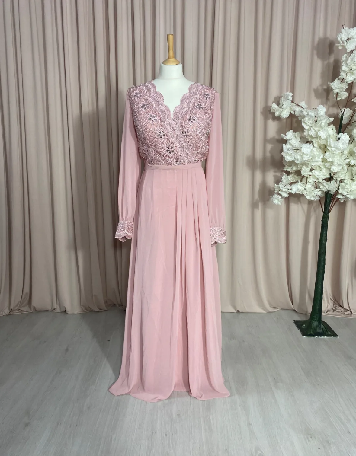 robe longue rosée en dentelle