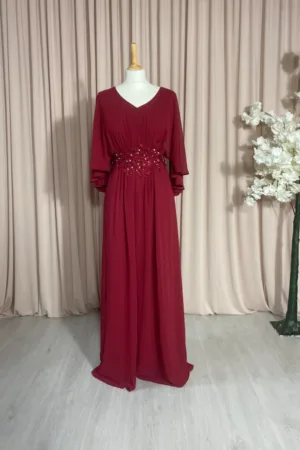 robe bordeaux longue fluide et ceinture ornée