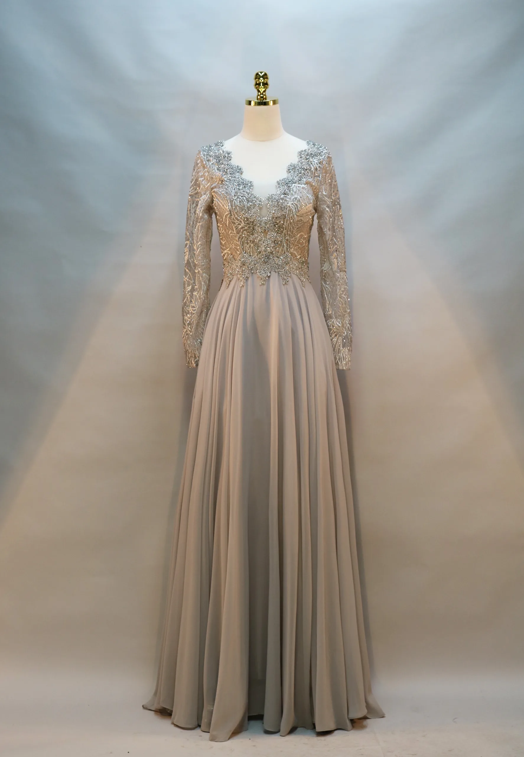 Robe longue en mousseline avec dentelle brodée – Image 9