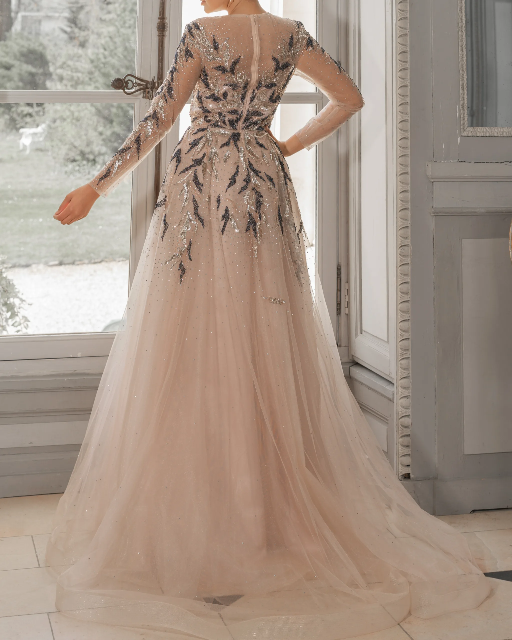 Robe de soirée manches longues brodée et pailletée – Image 2