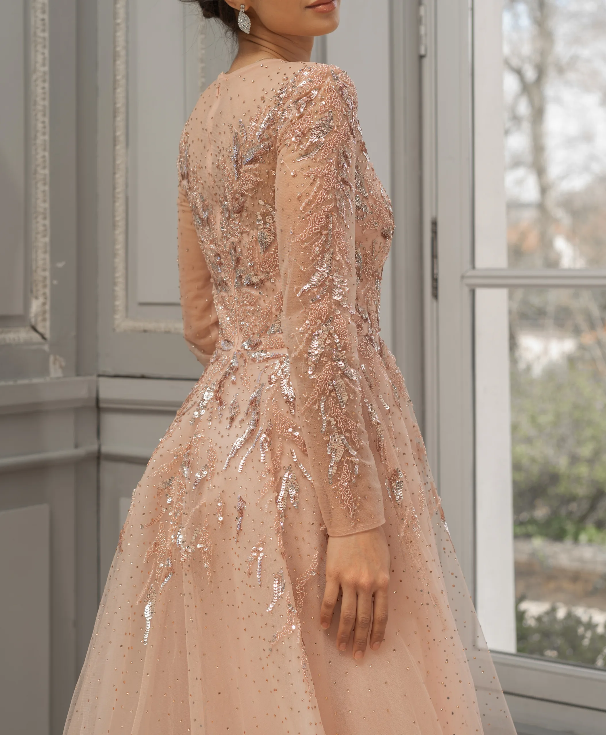 Robe de soirée manches longues brodée et pailletée – Image 3