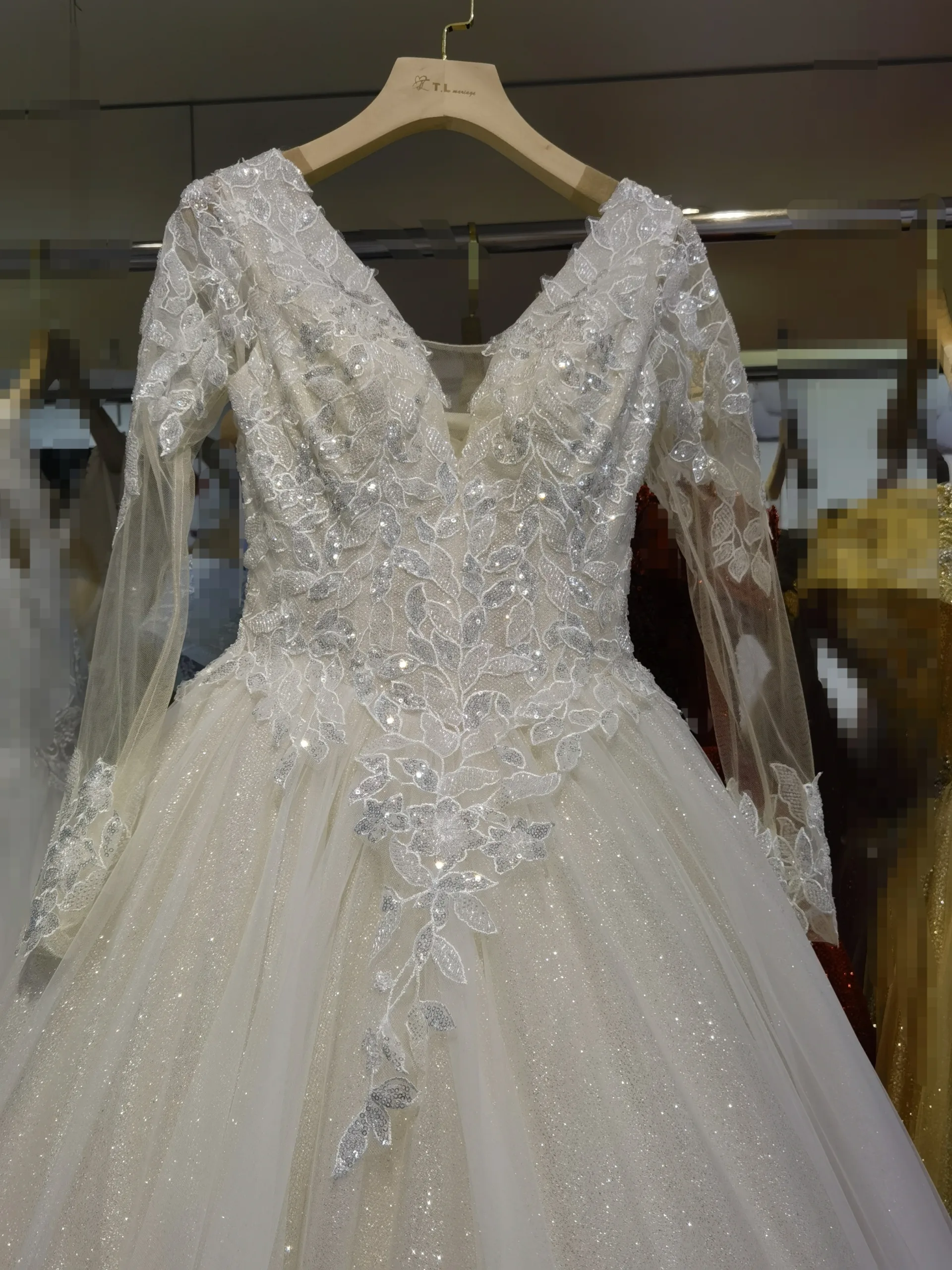 Robe de mariée princesse scintillante manches longues – Dentelle, paillettes et jupe volumineuse – Image 5