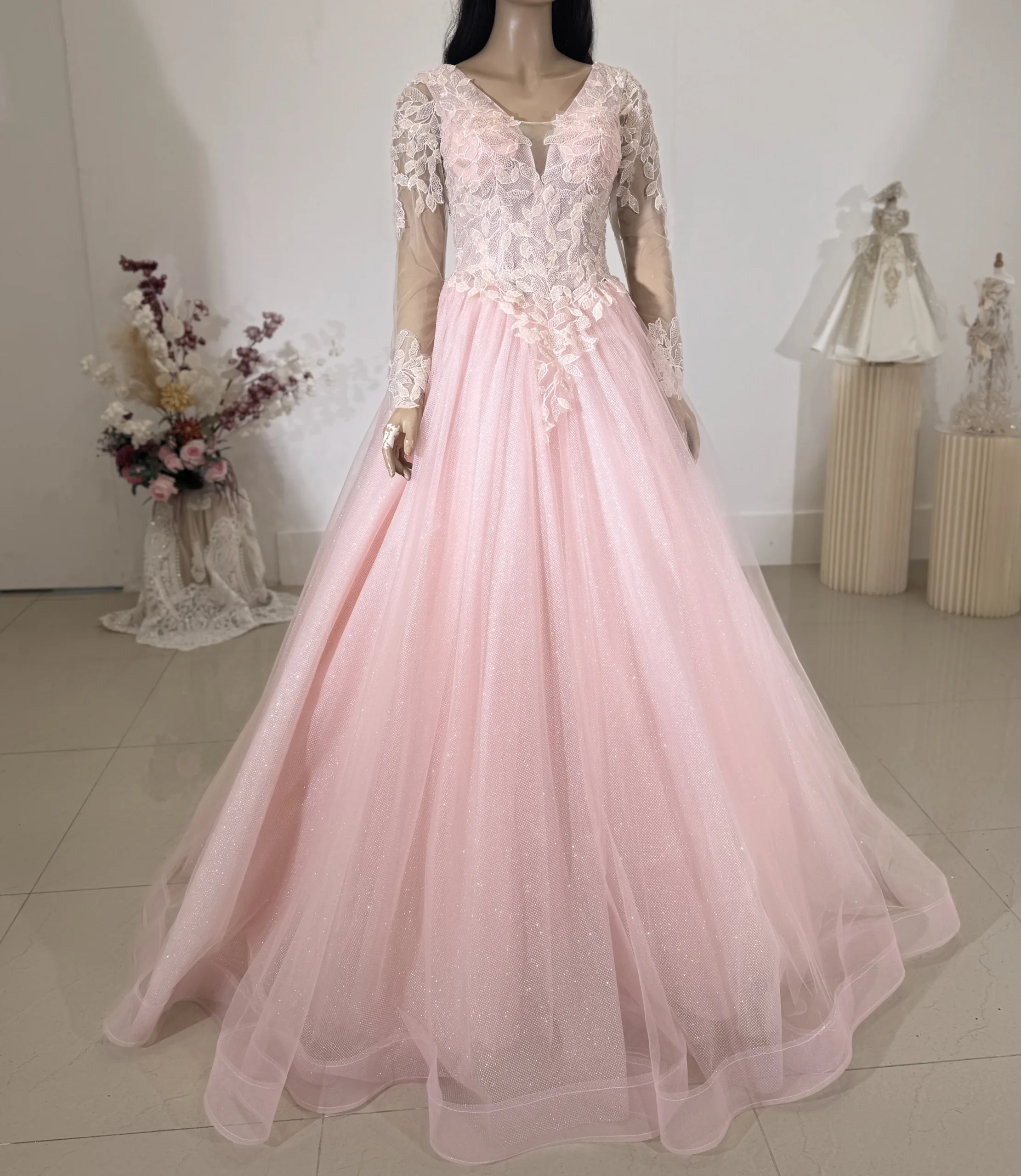 Robe de mariée princesse scintillante manches longues – Dentelle, paillettes et jupe volumineuse – Image 4