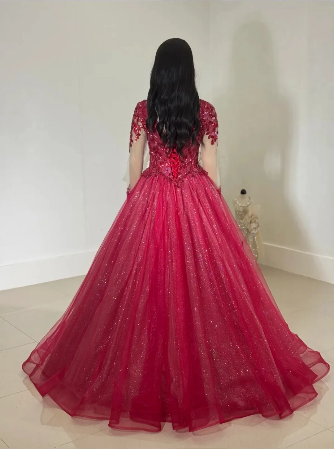 Robe de mariée princesse scintillante manches longues – Dentelle, paillettes et jupe volumineuse – Image 6