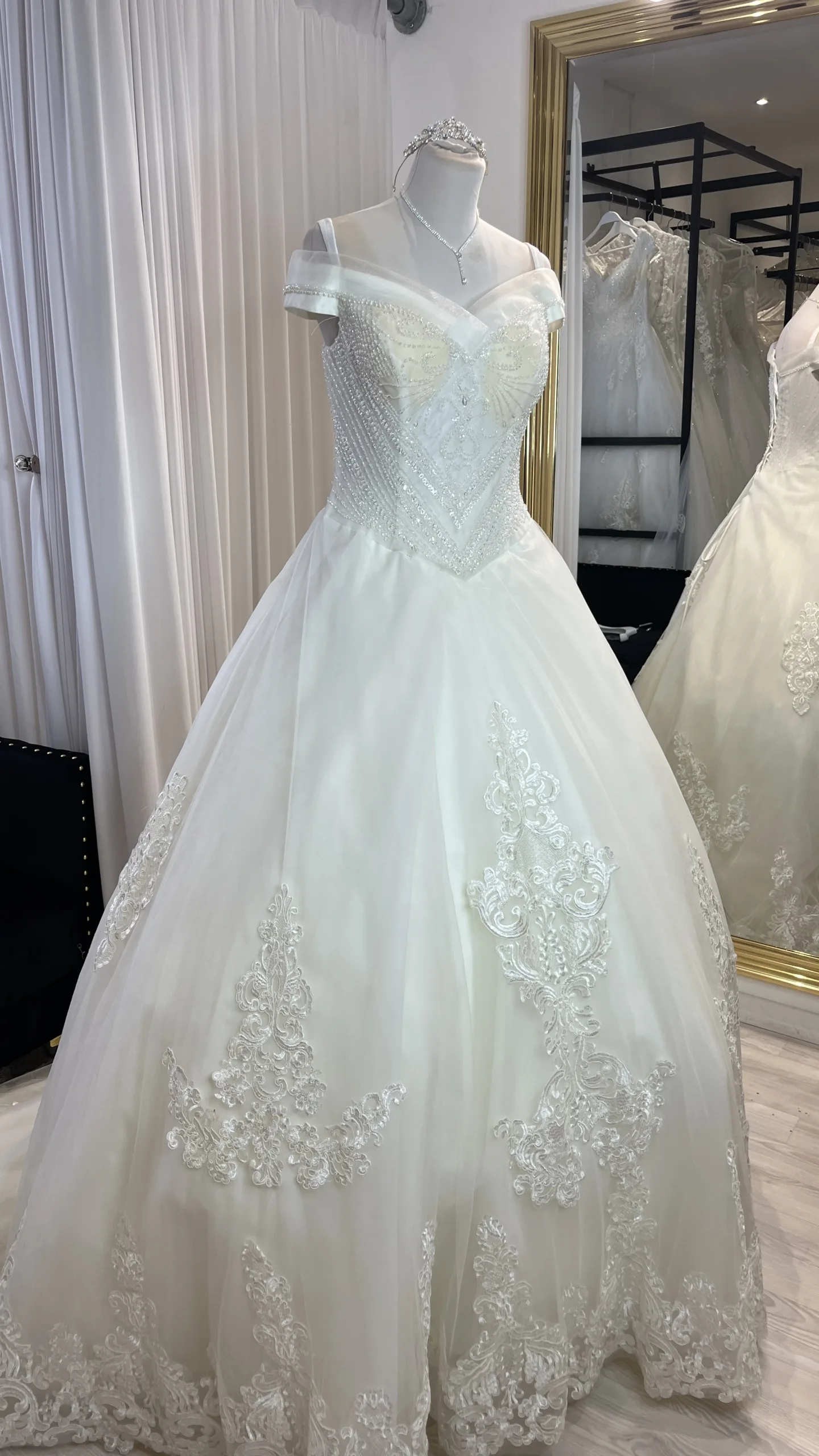 robe de mariée bustier tombant en perle