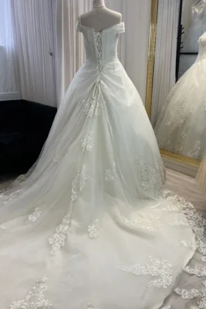Robe de mariée bustier tombant en perles et dentelle – Charme royal avec traîne brodée