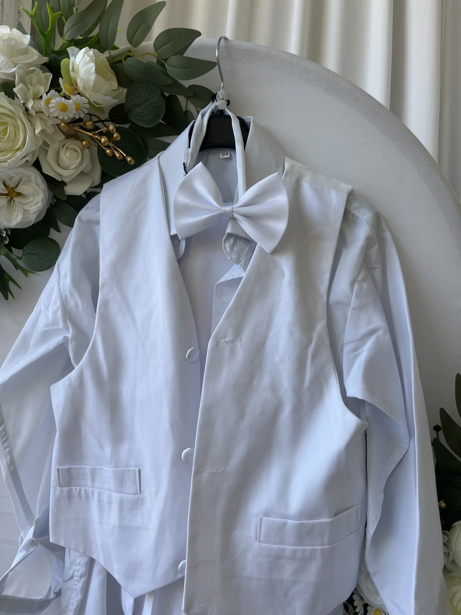 Costume enfant blanc élégant avec nœud papillon – tenue mariage garçon – Image 2