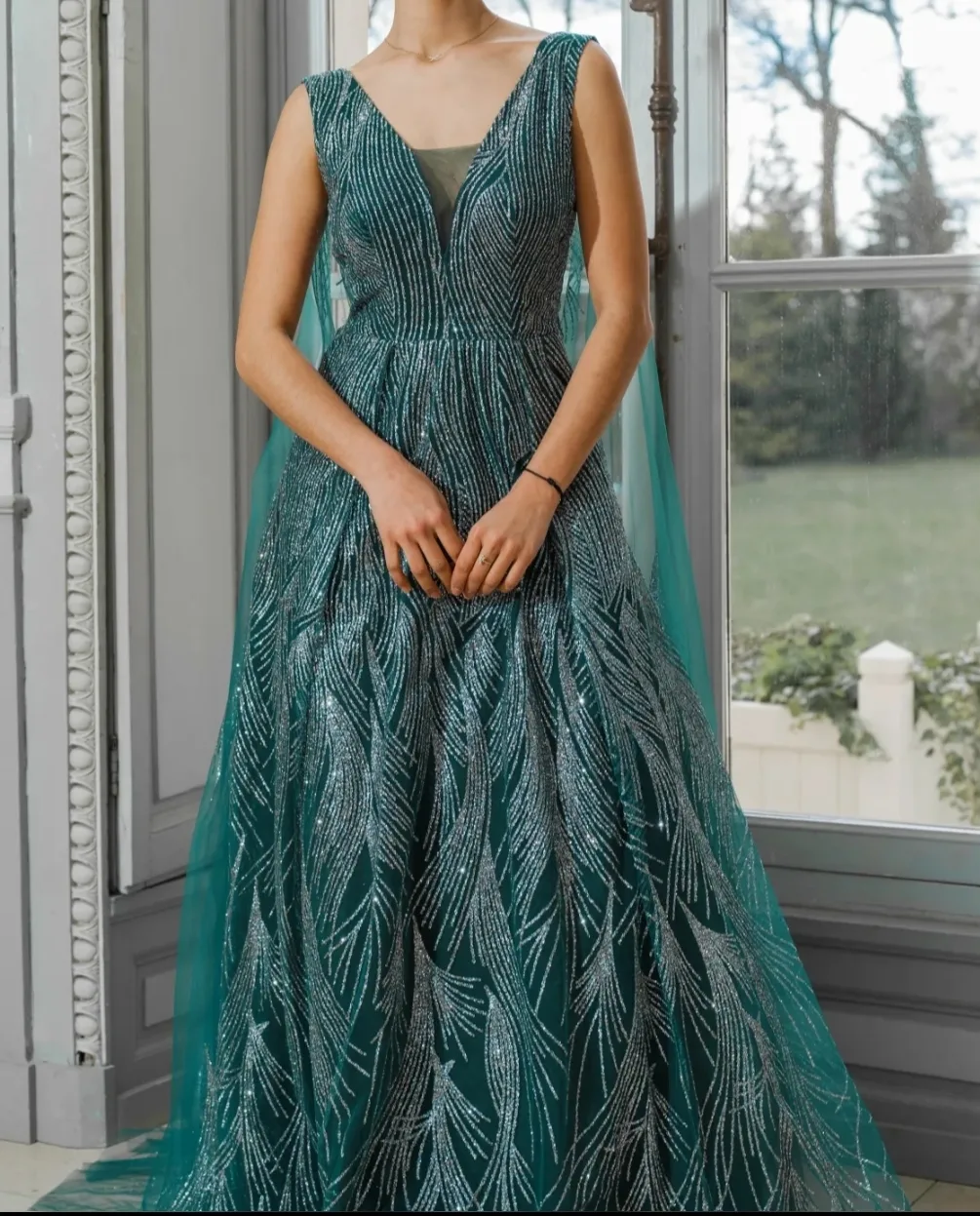 Robe longue de soirée élégante avec effet scintillant et décolleté V – Image 5