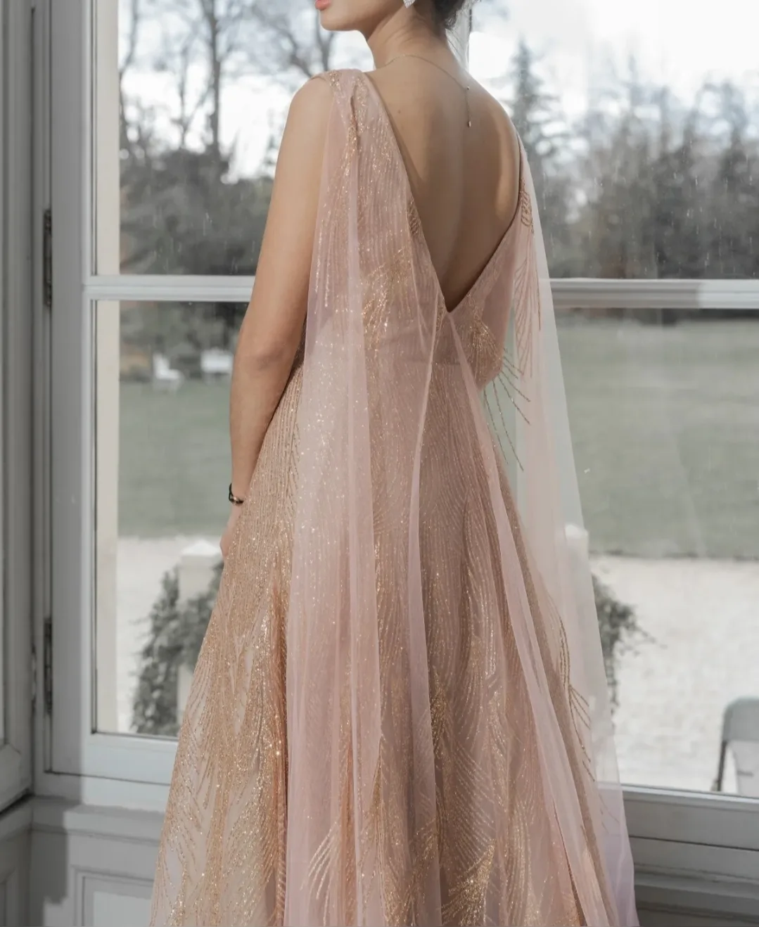 Robe longue de soirée élégante avec effet scintillant et décolleté V – Image 3