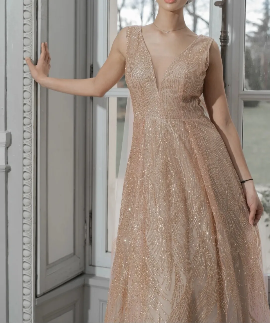 Robe longue de soirée élégante avec effet scintillant et décolleté V – Image 2