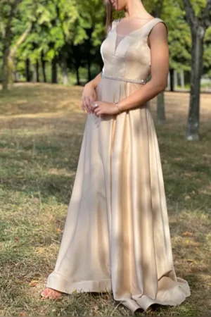 robe longue satinée et décolleté plongeant
