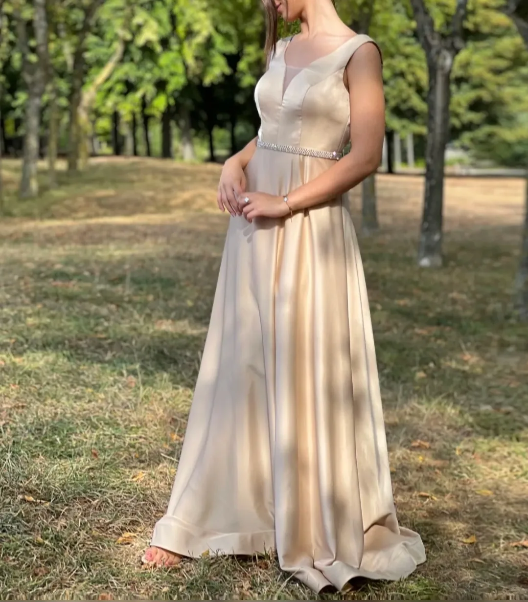 robe longue satinée et décolleté plongeant