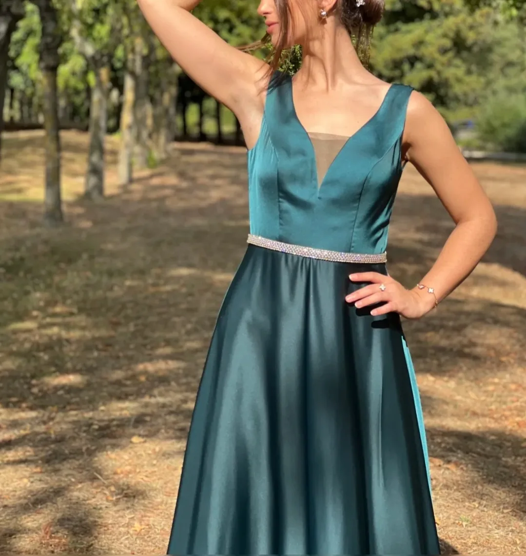 Robe longue satinée à décolleté plongeant et taille bijou – Image 5