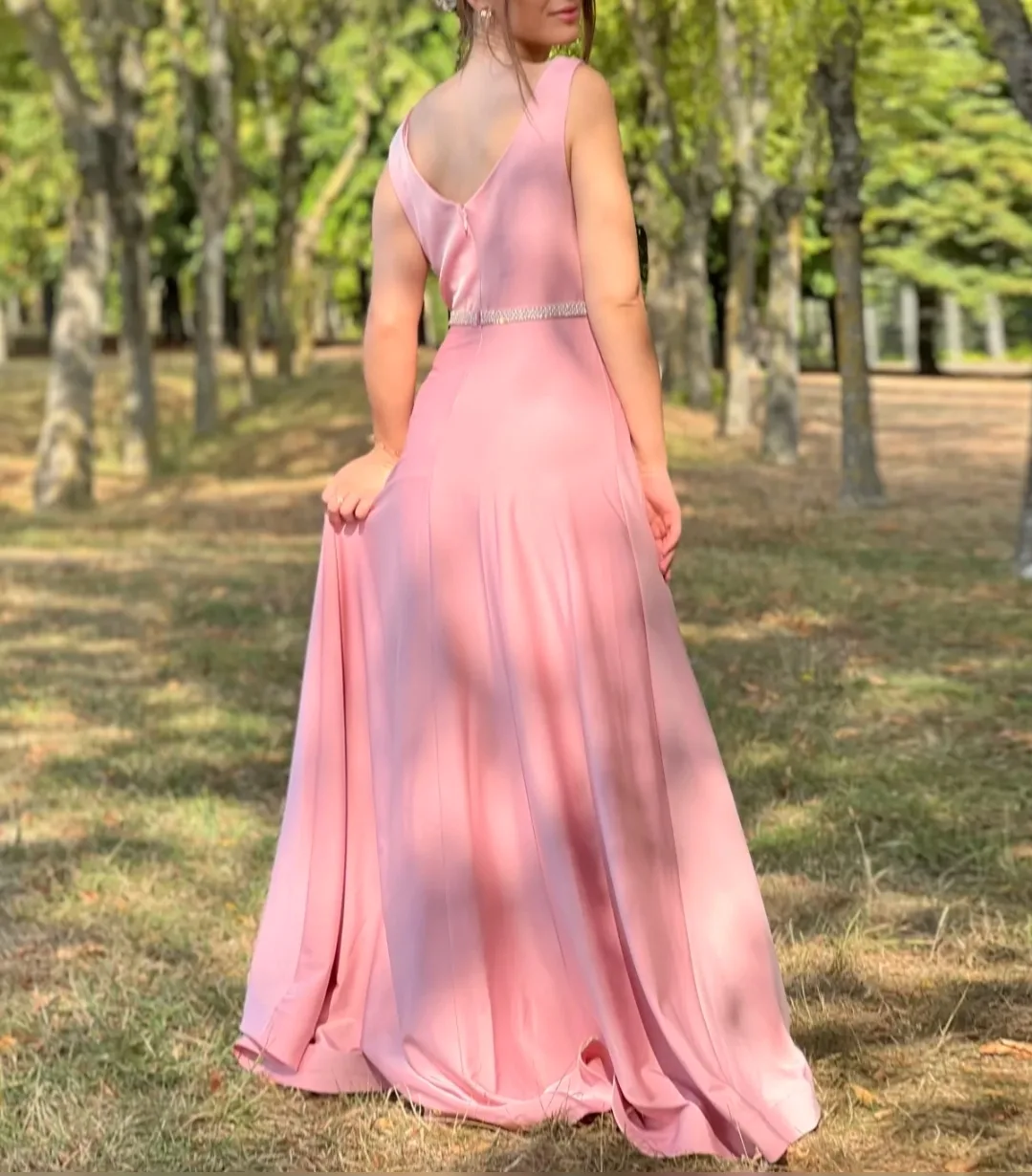 Robe longue satinée à décolleté plongeant et taille bijou – Image 4