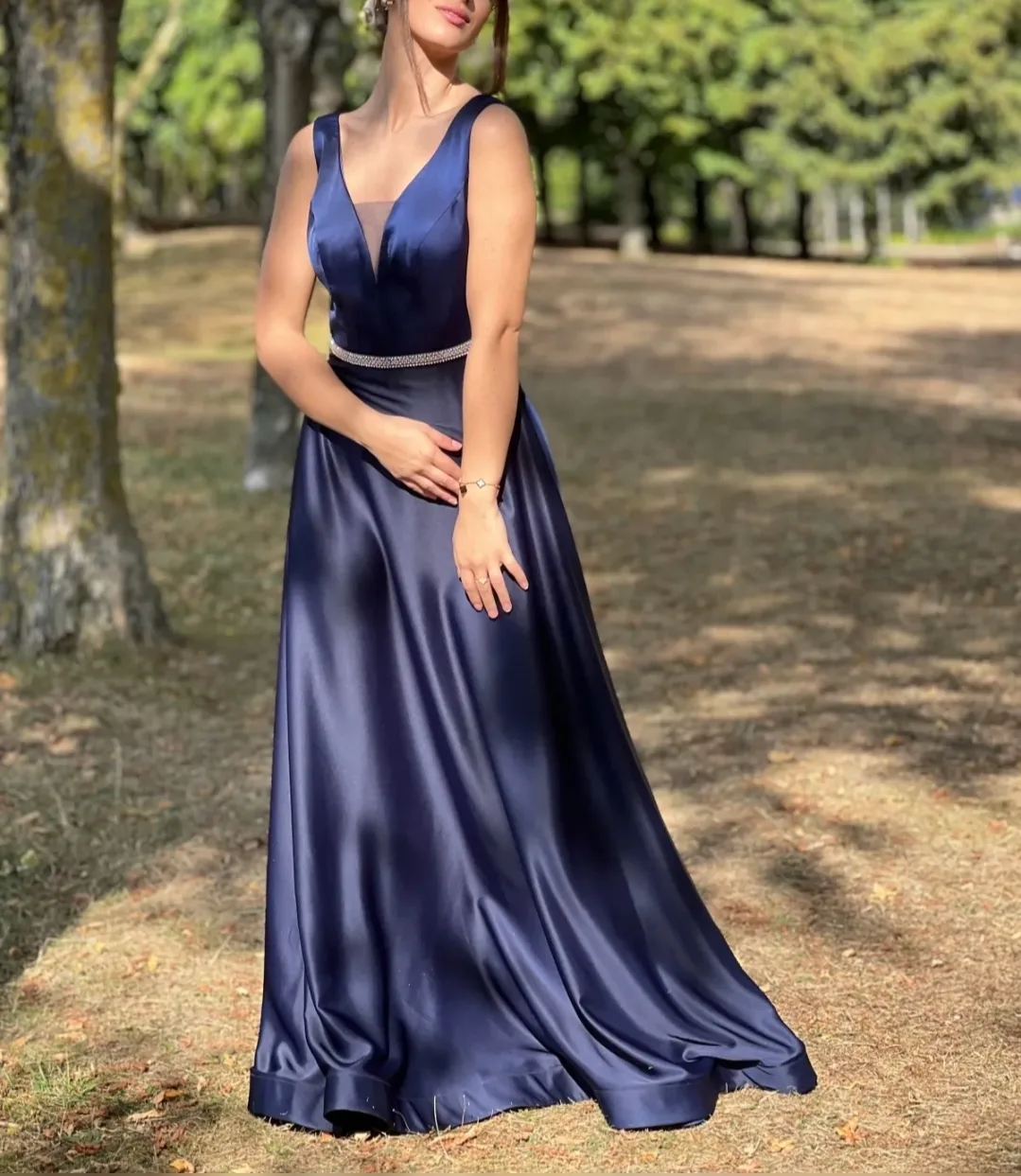 Robe longue satinée à décolleté plongeant et taille bijou – Image 3