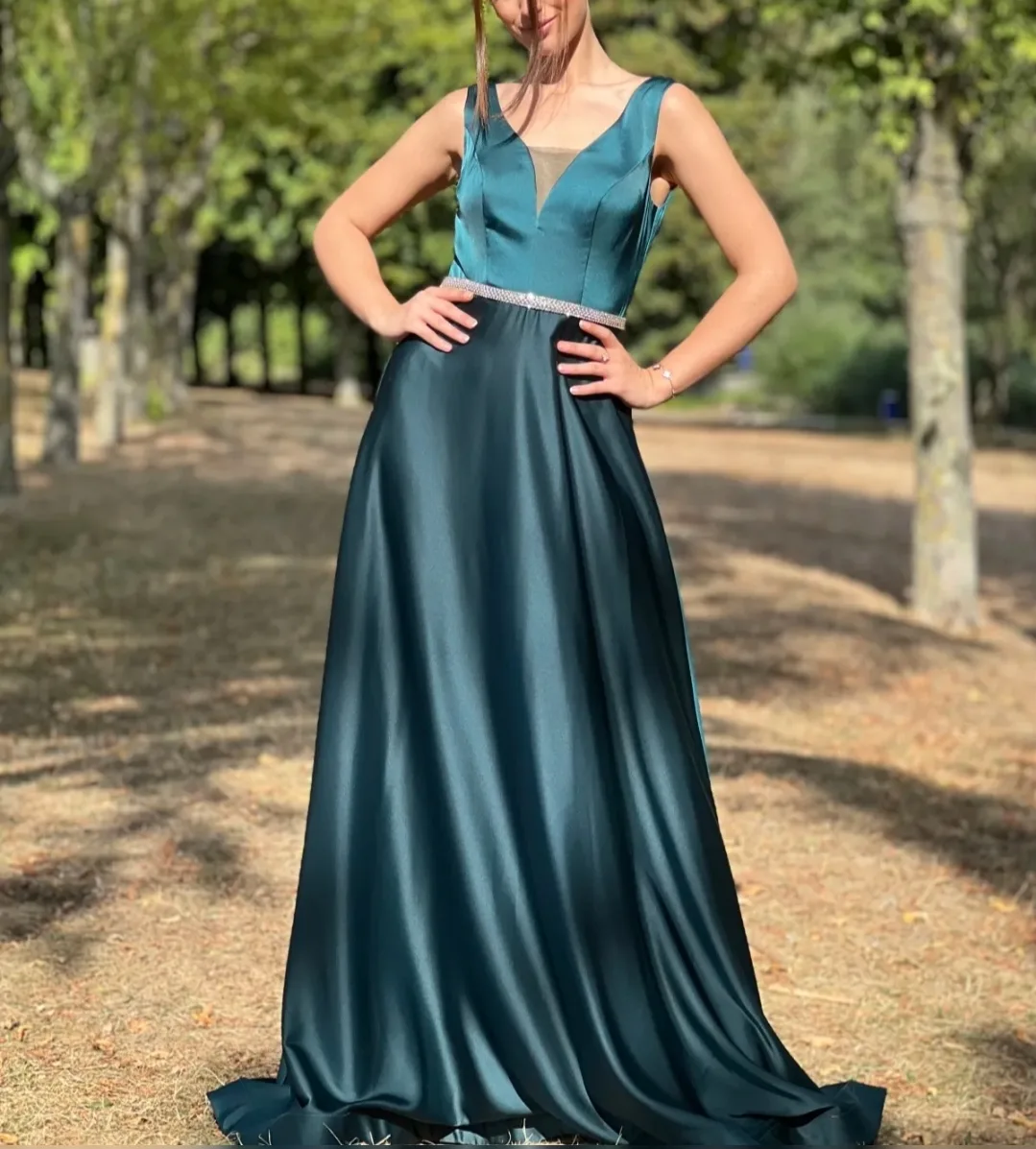 Robe longue satinée à décolleté plongeant et taille bijou – Image 2