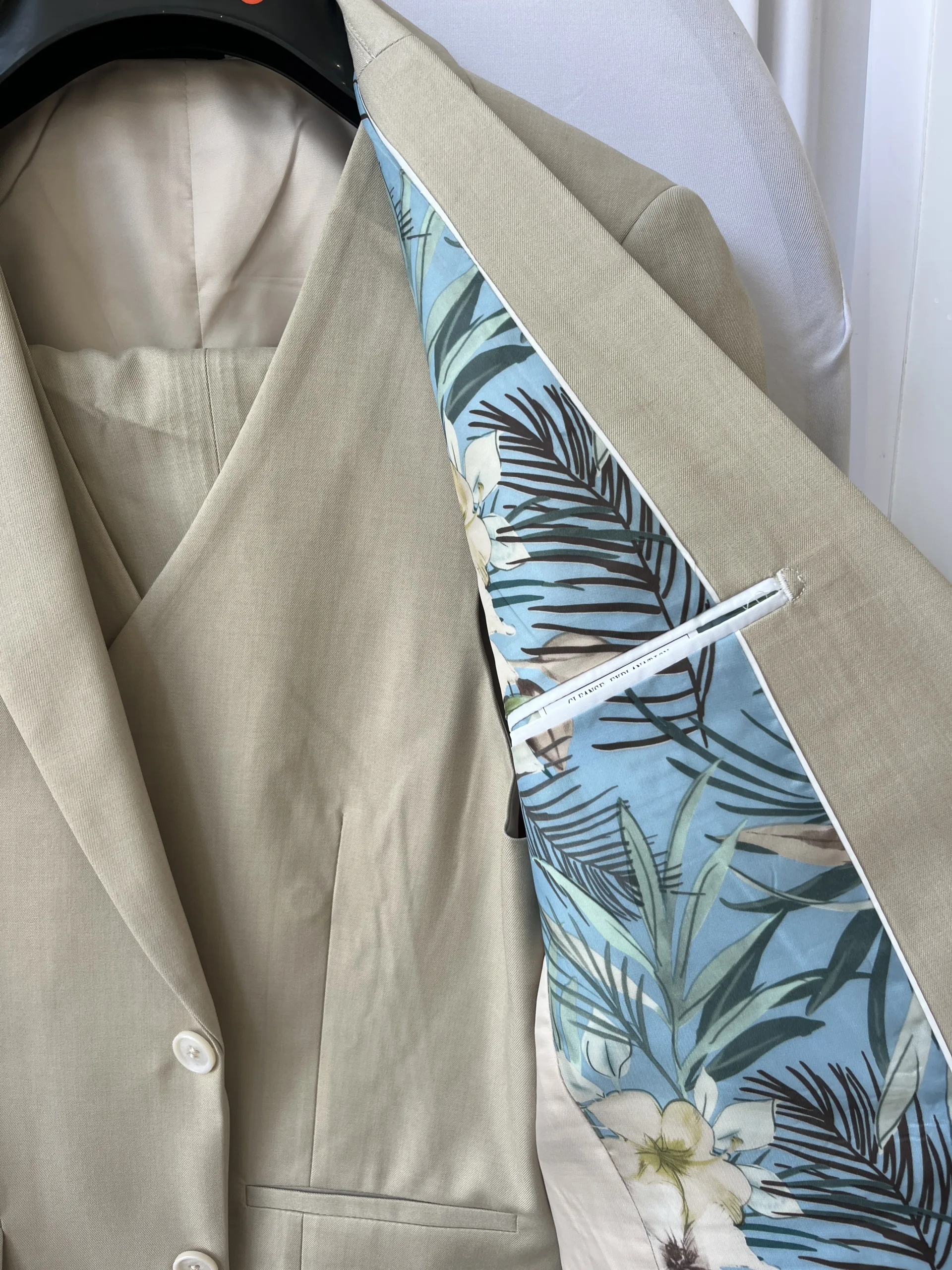 Costume 3 Pièces Homme Beige – Élégance Premium avec Doublure Florale Bleue – Image 2