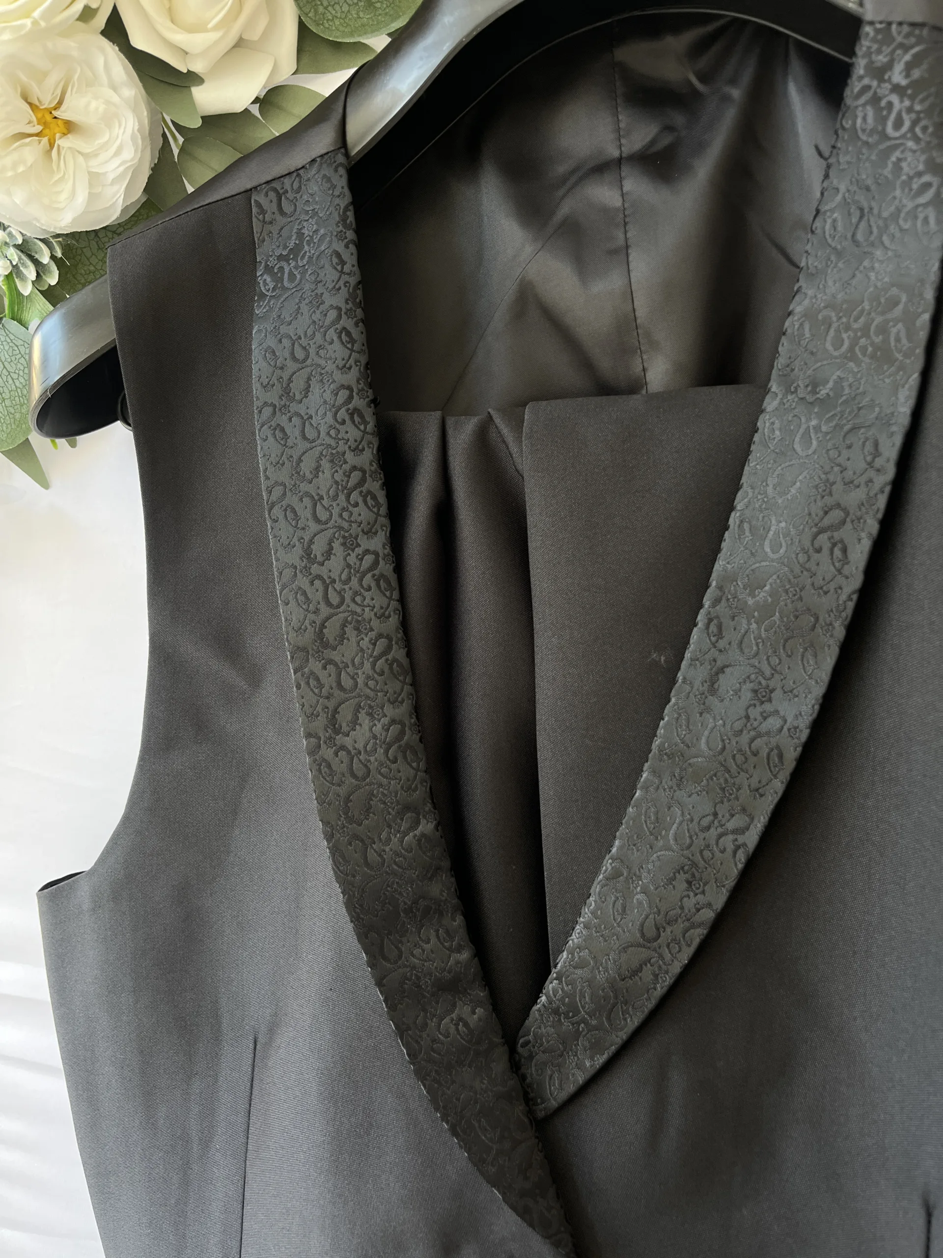 Costume 3 Pièces Homme Noir à Revers Dessinés et Liserés Raffinés – Élégance Luxe et Style Distinctif – Image 2
